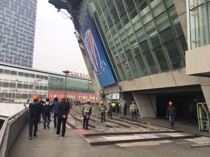 据《每日体育报》报道，随着巴萨决定签下左脚中卫里亚德，俱乐部决定在明夏出售一名中卫，克里斯滕森或者孔德可能会被选中。